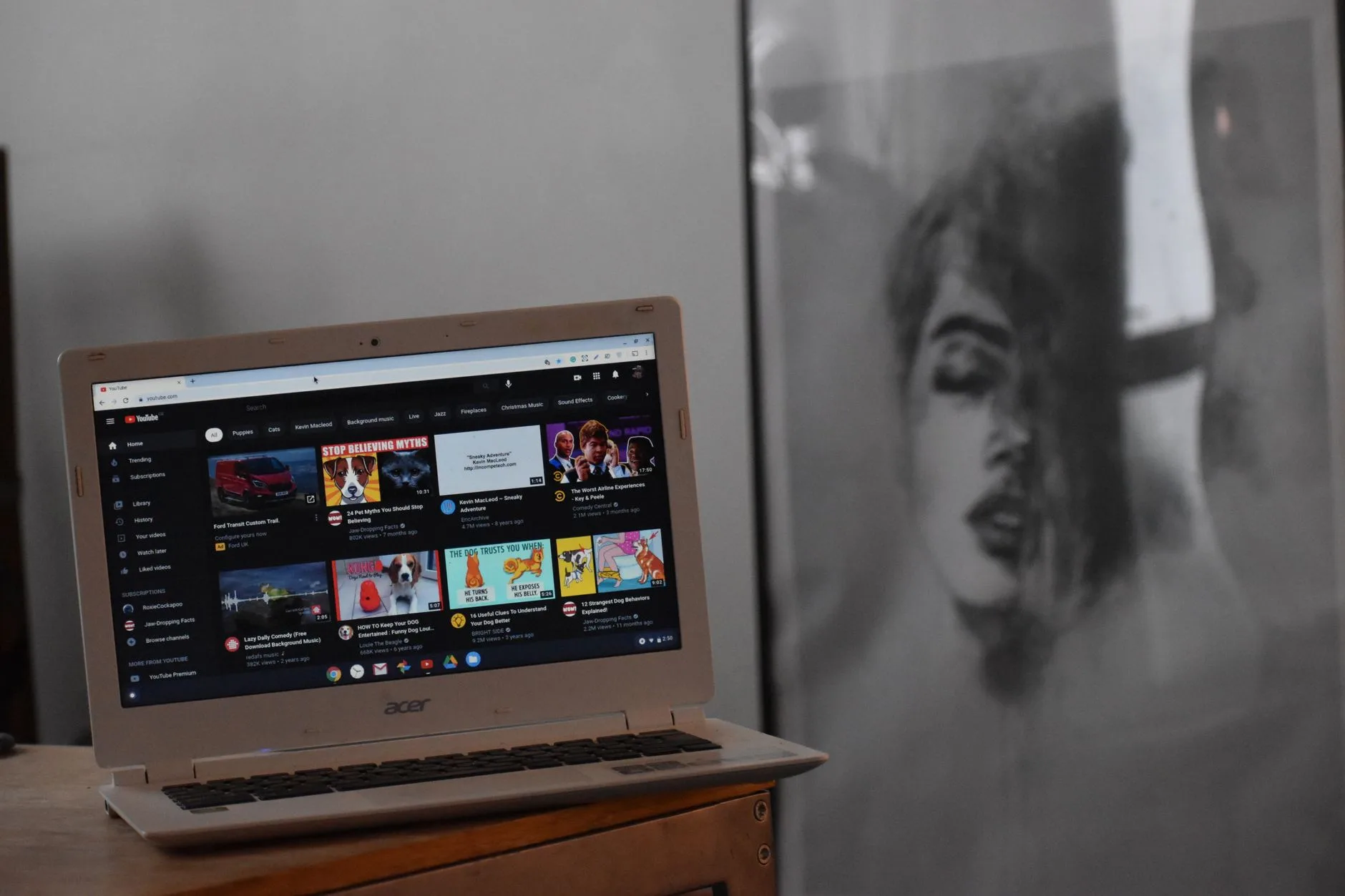 ノートPCでオンライン動画を見る様子