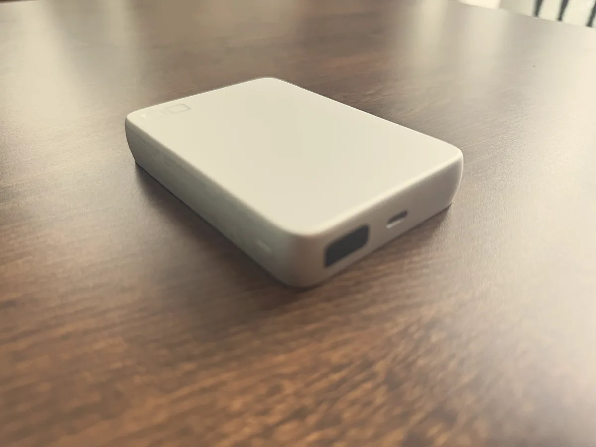 側面にUSB-Cポートが1つ。黒い窓は残量表示