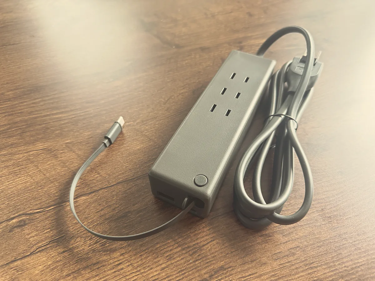 本体のUSB-Cケーブルを引き出したところ