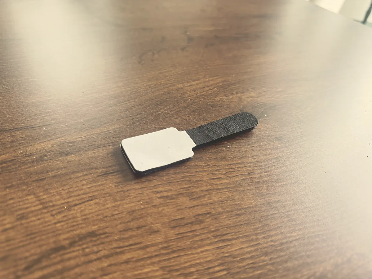1本ずつ粘着シールが付いている