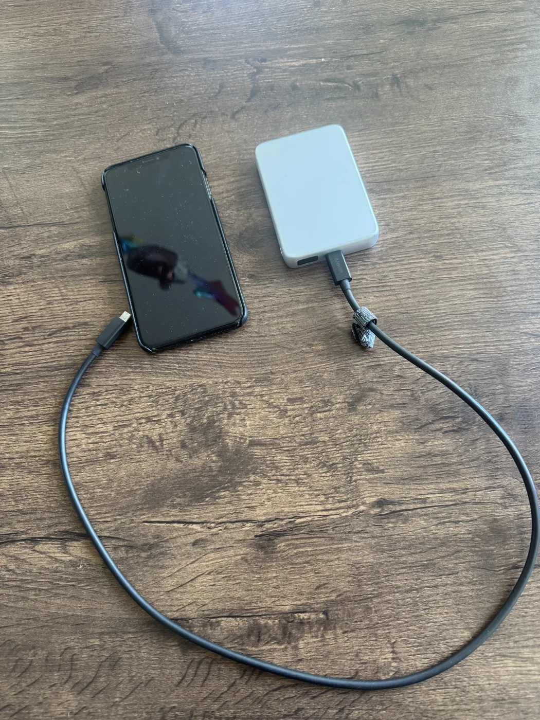 USB-Cケーブルでスマホとつないで充電しているところ