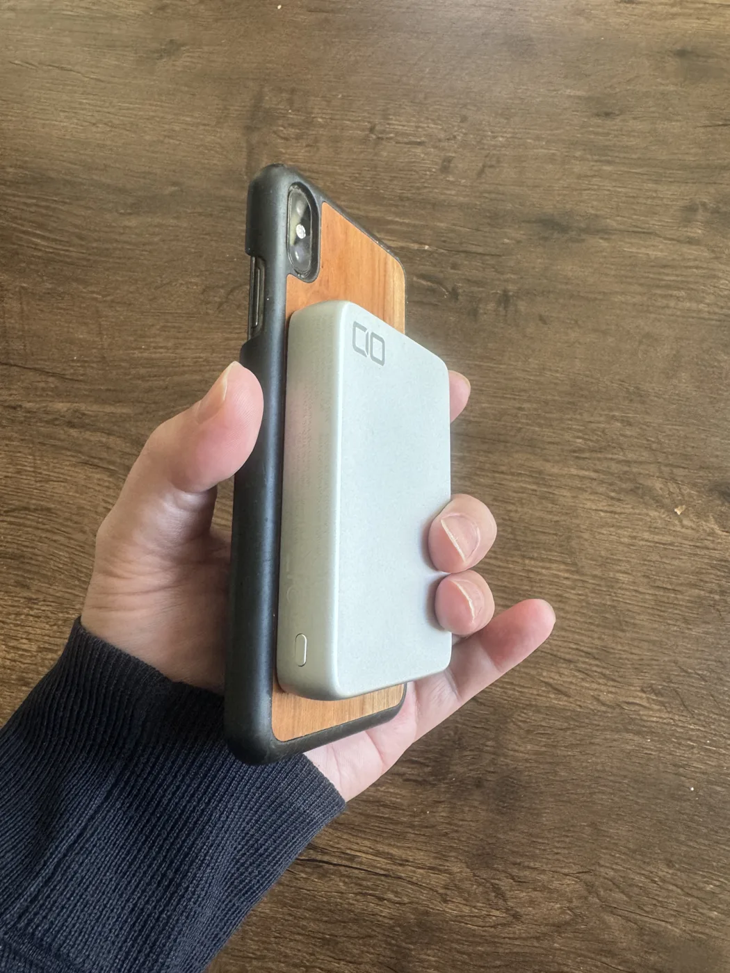 スマホの背面にモバイルバッテリーを重ねたところ